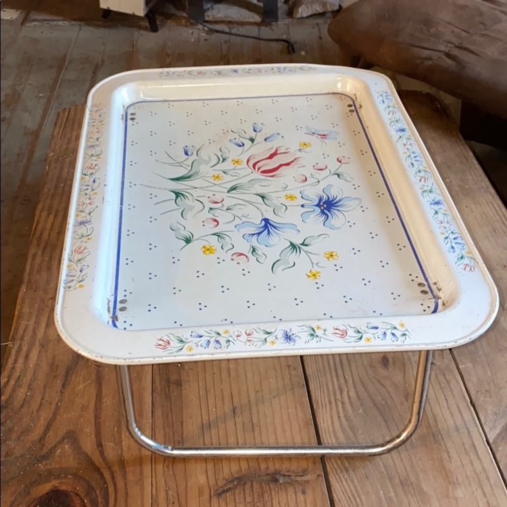 Foldable metal table tray